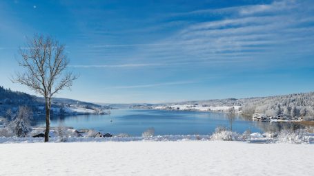 Lac Saint-Point enneigé